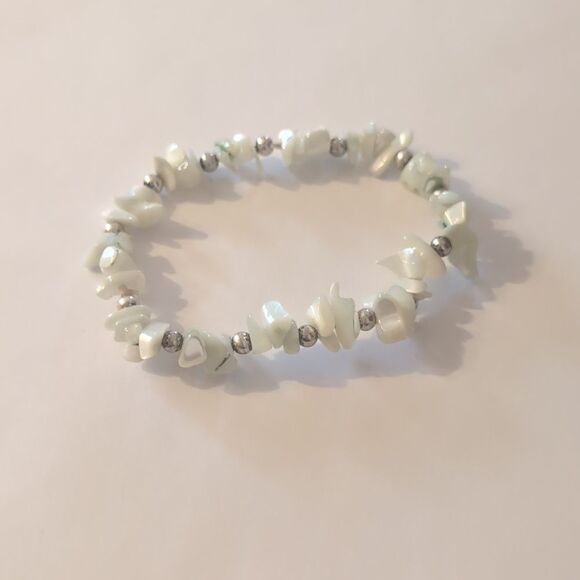 847 Light Green and Silver Beaded Mother of Pearl Stretch Bracelet‎ - Picture 4 of 4